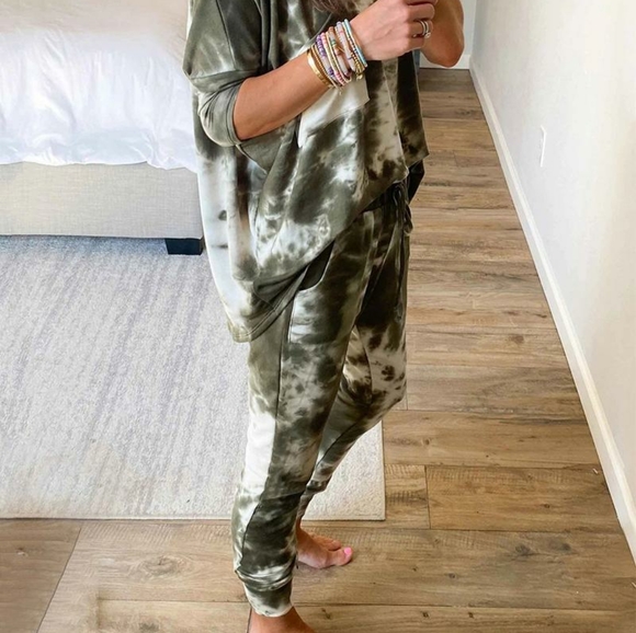 🔥2 Piece Tie Dye Lounge Set (joggers) - Picture 2 of 6